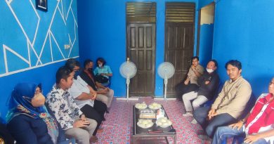 Komisioner KPU Bartim bersilaturahmi mengunjungi rekan-rekan jurnalis di Sekretariat PWI Bartim di Jalan Manunggal RT 7 Tamiang Layang, Selasa (26/7) kemarin.