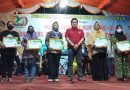 Tanti Permana Cahyani (paling kiri) dan pelaku UMKM lainnya foto bersama Wakil Ketua I DPRD Barito Timur Ariantho S Muler usai penyerahan piagam penghargaan dan hadiah uang tunai pada malam penutupan, Selasa, 9 Agustus 2022