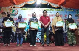 Tanti Permana Cahyani (paling kiri) dan pelaku UMKM lainnya foto bersama Wakil Ketua I DPRD Barito Timur Ariantho S Muler usai penyerahan piagam penghargaan dan hadiah uang tunai pada malam penutupan, Selasa, 9 Agustus 2022