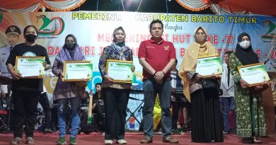 Tanti Permana Cahyani (paling kiri) dan pelaku UMKM lainnya foto bersama Wakil Ketua I DPRD Barito Timur Ariantho S Muler usai penyerahan piagam penghargaan dan hadiah uang tunai pada malam penutupan, Selasa, 9 Agustus 2022