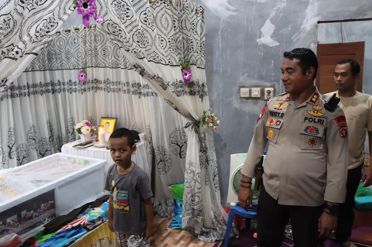 Kapolres Bartim Kunjungi dan Melayat ke Rumah Duka Anggotanya Yang Meninggal Dunia