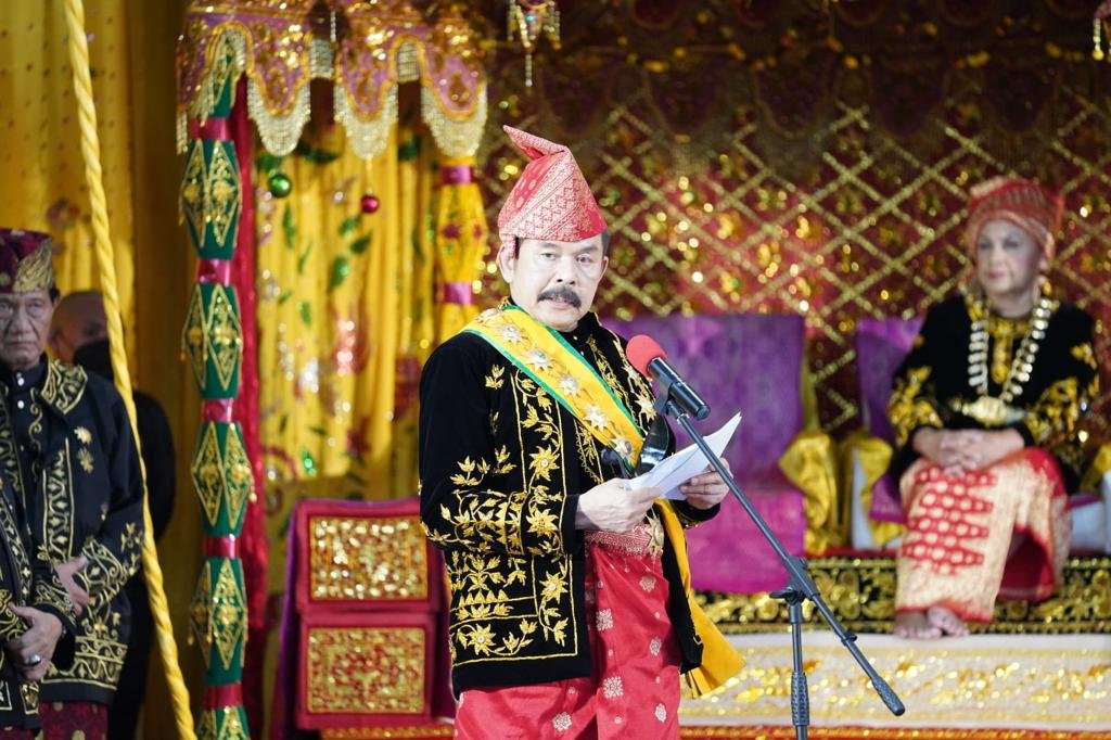 Jaksa Agung Menerima Gelar Adat  “Sri Paduko Agung Mustiko Alam”
