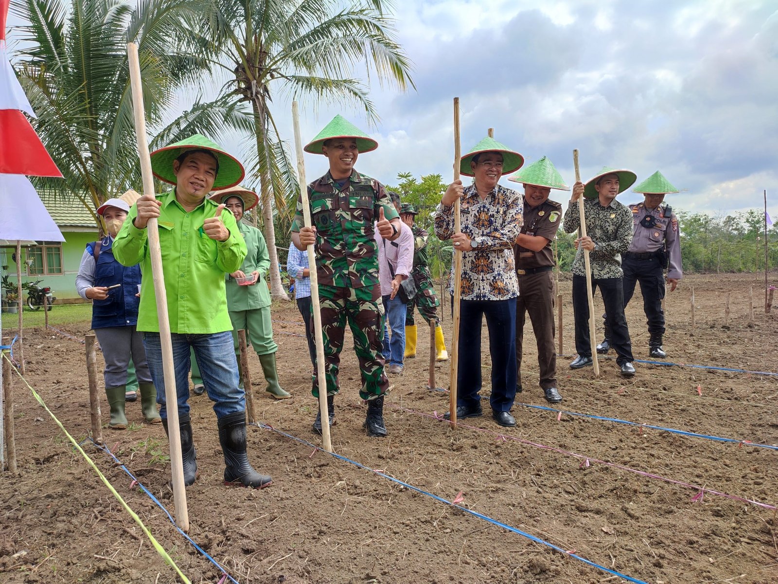 Bupati Barito Timur Ampera AY Mebas Ikuti Tanam Jagung Serentak Kodim 1012 Buntok