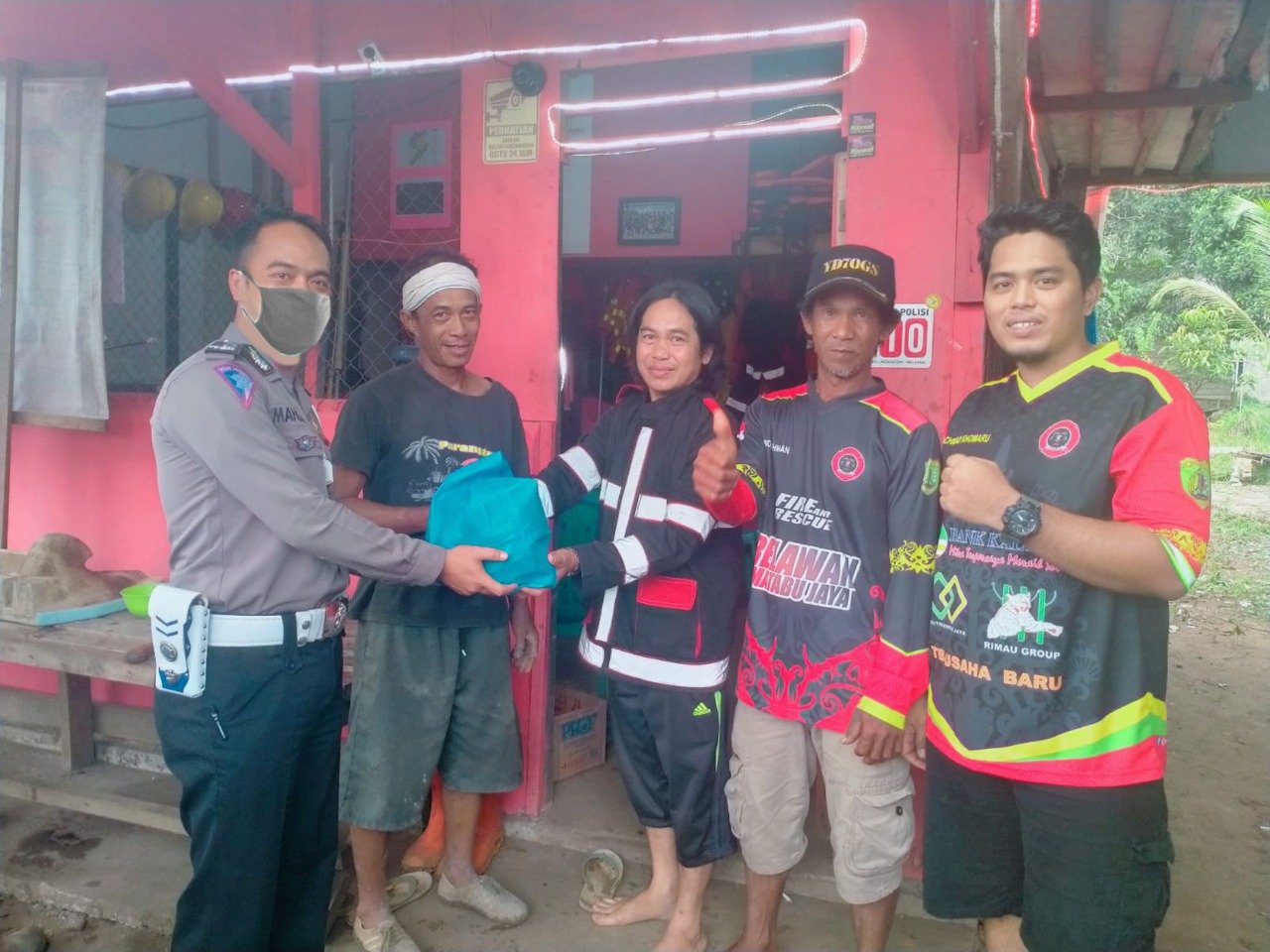 Satlantas Polres Bartim Berikan Relawan Matabu Jaya Bantuan Sosial