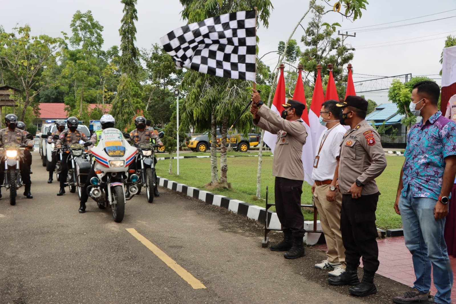 Kapolres Bartim Lepas Rombongan Bansos