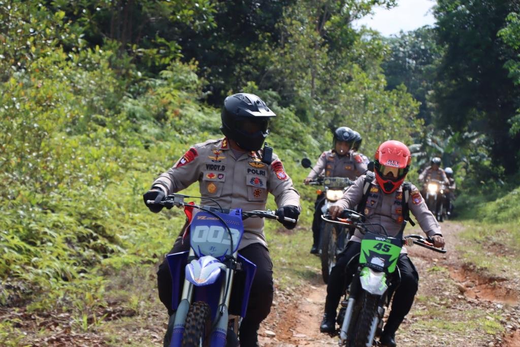 Kunjungi Warga Bermotor Trail, Kapolres Bartim Serahkan Bansos