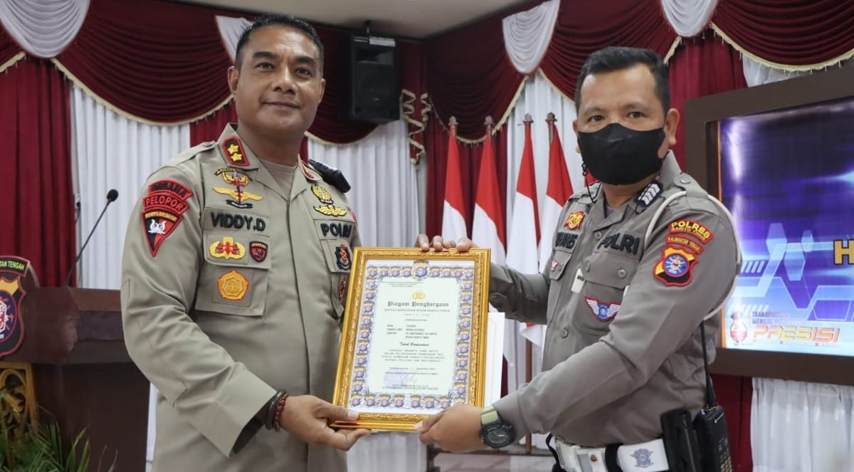 Kapolres Bartim Anugrahkan Penghargaan  Dua Polantas Berprestasi