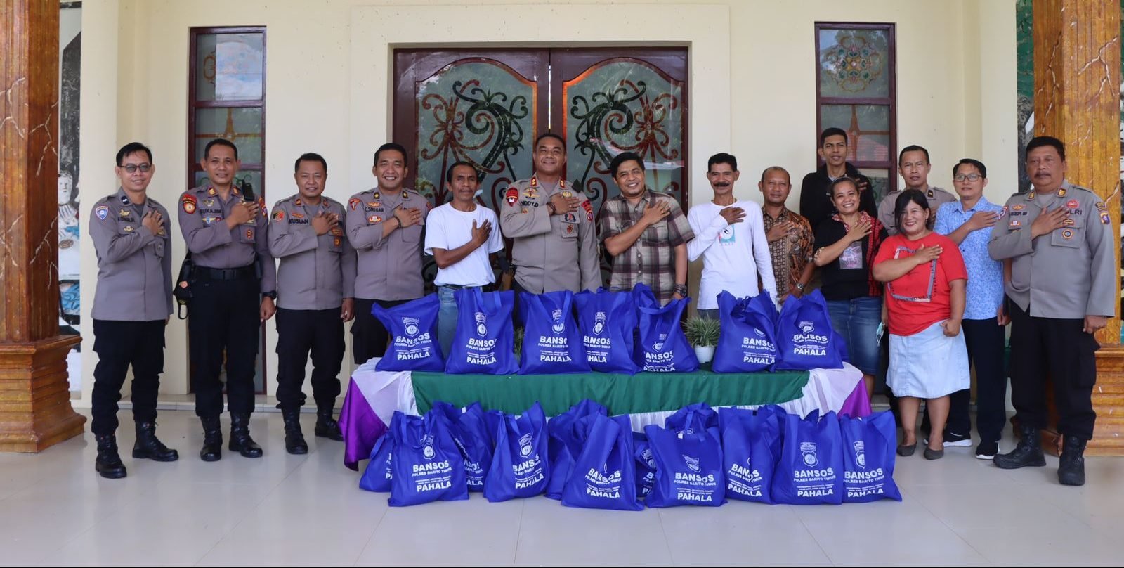 Masayarakat Dapat Paket Sembako ‘Jumat Berkah’ Kapolres Bartim
