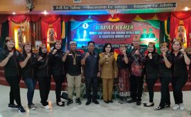 Ketua Batamad Kabupaten Murung Raya, Heriyus M Yoseo berpose bersama para anggotanya di Kantor Aula DAD Puruk Cahu, Selasa (27/9). Dok. FH