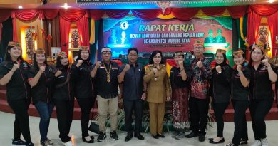 Ketua Batamad Kabupaten Murung Raya, Heriyus M Yoseo berpose bersama para anggotanya di Kantor Aula DAD Puruk Cahu, Selasa (27/9). Dok. FH