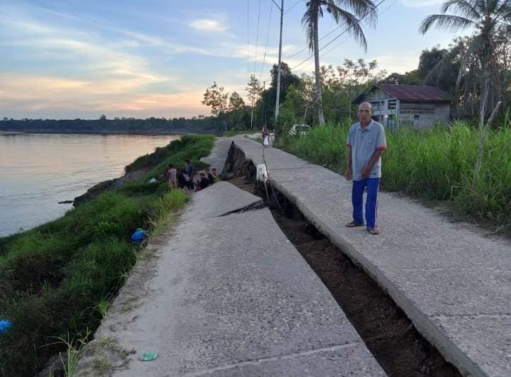 Jalan Penghubung Desa Juking Pajangan Longsor
