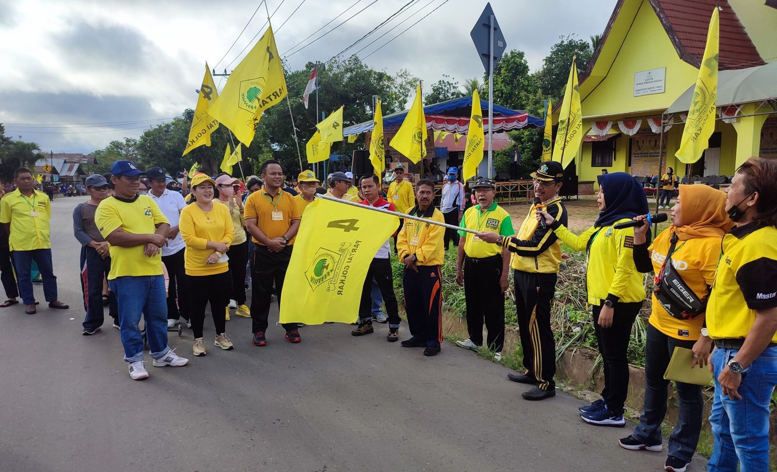 Ribuan Warga Bartim Ikuti Jalan Sehat Nasional DPD Partai Golkar Bartim