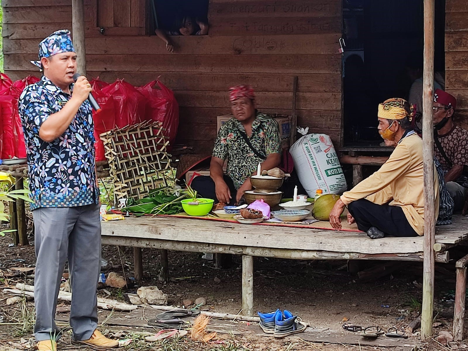 Kades Dorong Superson memberikan sambutan di acara adat pemalasan pembukaan tambang PT Sentosa Laju Sejahtera (SLS) site PT Bumi Barito di Desa Dorong, Kecamatan Dusun Timur, Kamis (27/10). Foto : Res