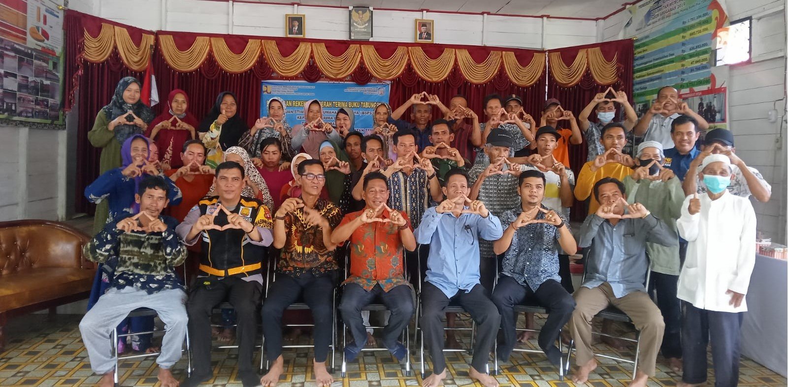 Heriyus SE Serahkan Bantuan Bedah Rumah Rp20 Juta Per KK