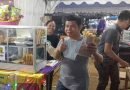 Bupati Bartim Ampera AY Mebas membeli salah satu produk UMKM Bartim UMKM - sumber : www.borneonews.co.id