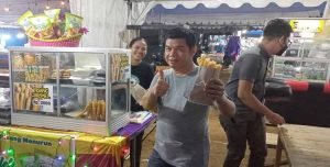 Bupati Bartim Ampera AY Mebas membeli salah satu produk UMKM Bartim UMKM - sumber : www.borneonews.co.id