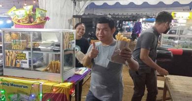 Bupati Bartim Ampera AY Mebas membeli salah satu produk UMKM Bartim UMKM - sumber : www.borneonews.co.id