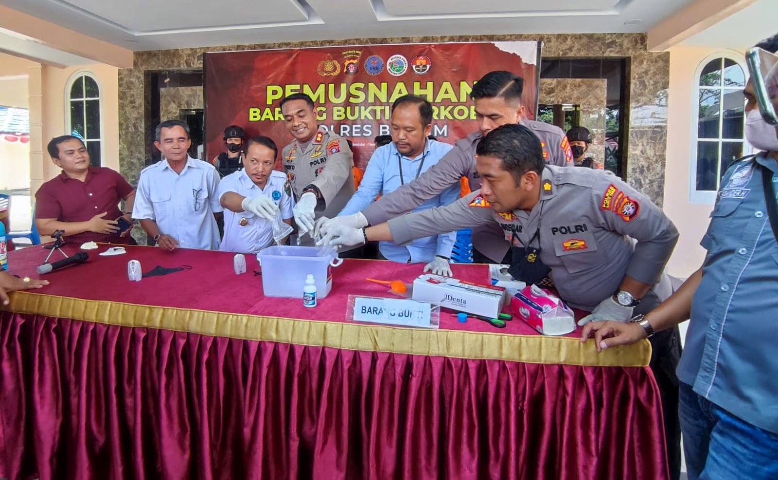 Barbuk Dua Kasus Narkotika Dimusnakan, Sabu 45,45 gram Dilarutkan Ke Air Bercampur Pembersih Lantai