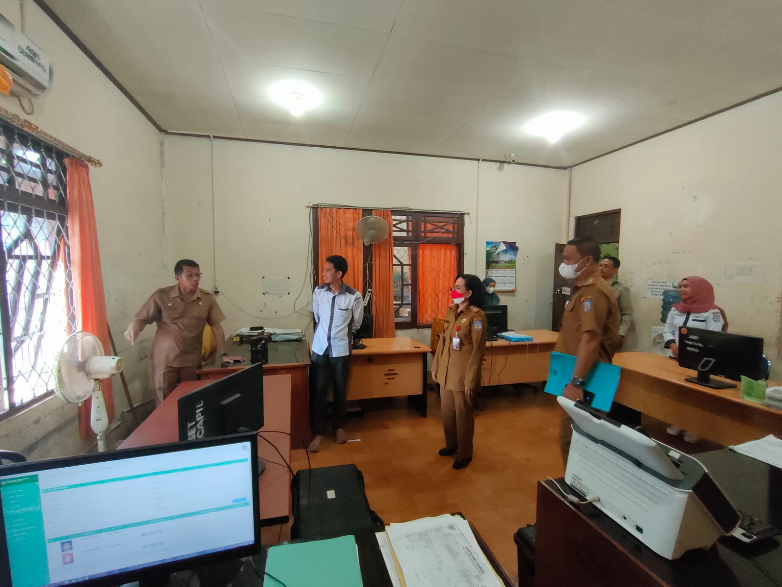 Bupati Murung Raya, Drs. Perdie M.Yoseph, M.A melakukan inspeksi mendadak (sidak) ke beberapa Satuan Organisasi Perangkat Daerah (SOPD) di lingkungan pemerintah setempat di Puruk Cahu, Senin (27/11)