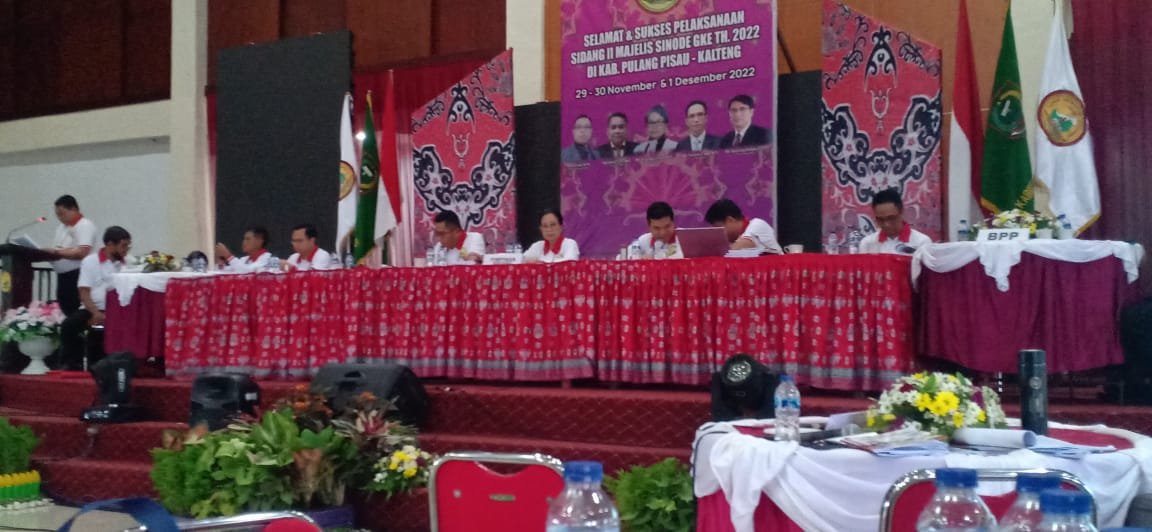 Ketua Perwakilan Majelis Sinode GKE Wilayah Murung Raya, Heriyus M Yoseph SE Sampaikan Laporan Pelaksanaan Tugas Pada Sidang II Majelis Sinode GKE 2022