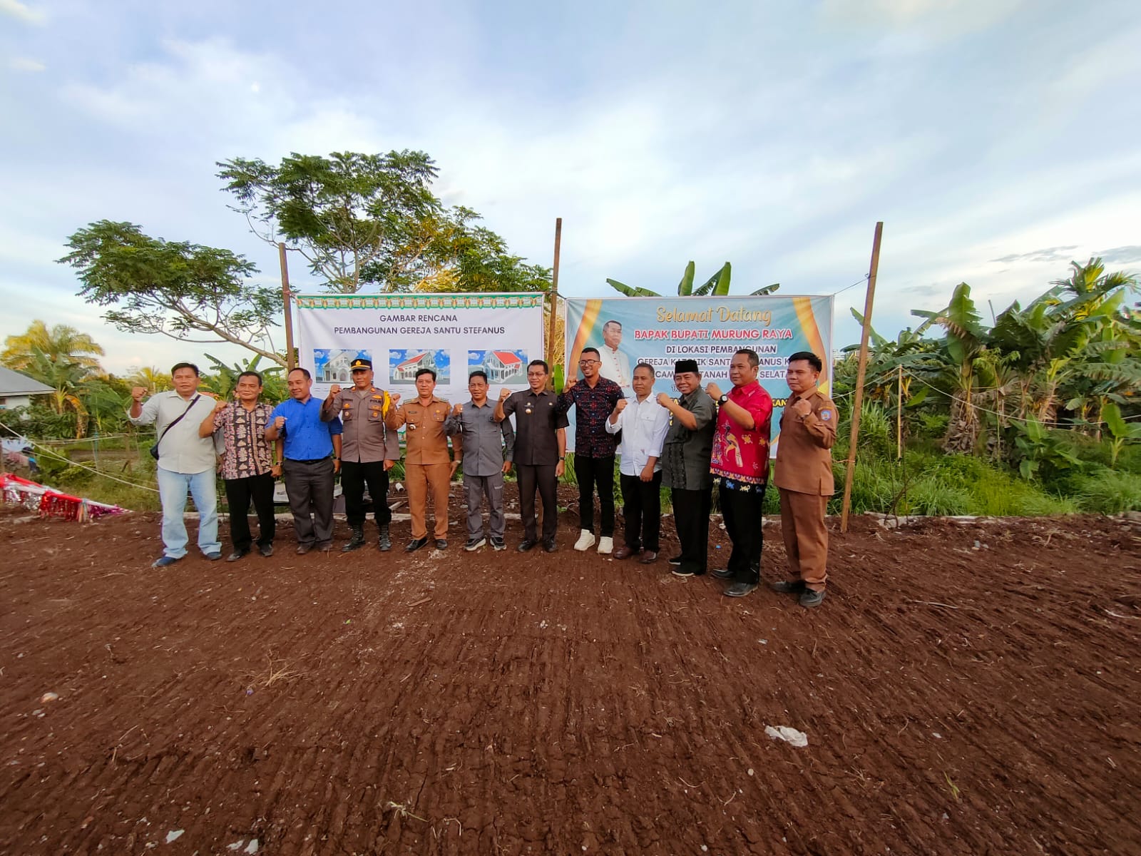 Bupati Murung Raya, Perdie M Yoseph foto bersama di lokasi peletakan batu pertama pembangunan Gereja Santo Fransiskus di kilometer 4 Desa Dirung Lingkin, Kecamatan Tanah Siang, Senin ( 5/12) kemarin.