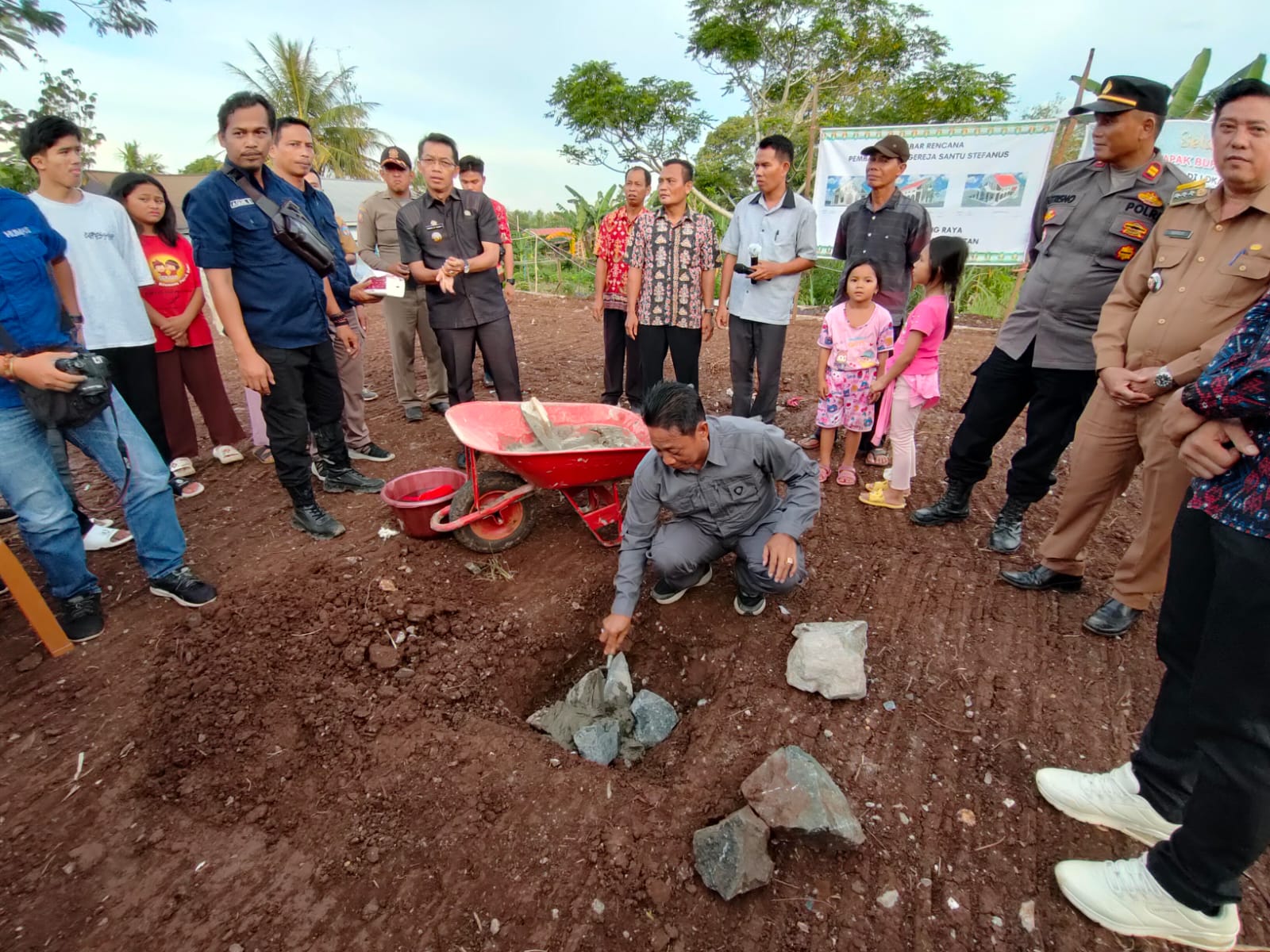 Ketua Komisi II DPRD Murung Raya Fraksi PDIP Heriyus M. Yoseph SE meletakkan batu pertama pembangunan Gereja Santo Fransiskus di kilometer 4 Desa Dirung Lingkin, Kecamatan Tanah Siang, Senin ( 5/12) kemarin.
