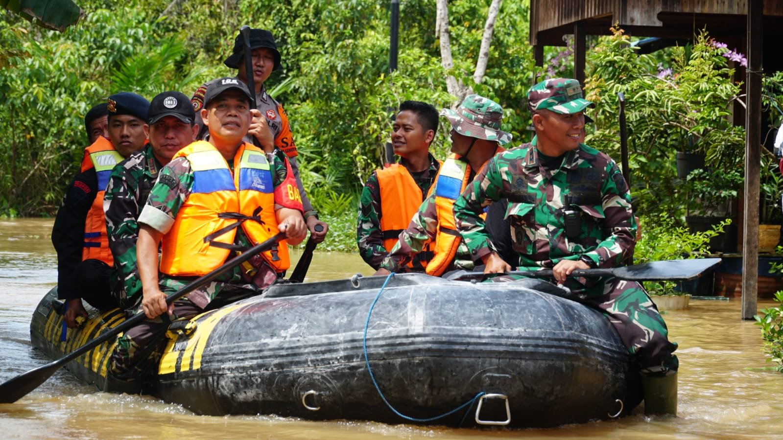 Dandim 1011/Klk Terjun Langsung Meninjau Lokasi Bersama Babinsa Bantu Penanganan Warga terdampak Banjir 