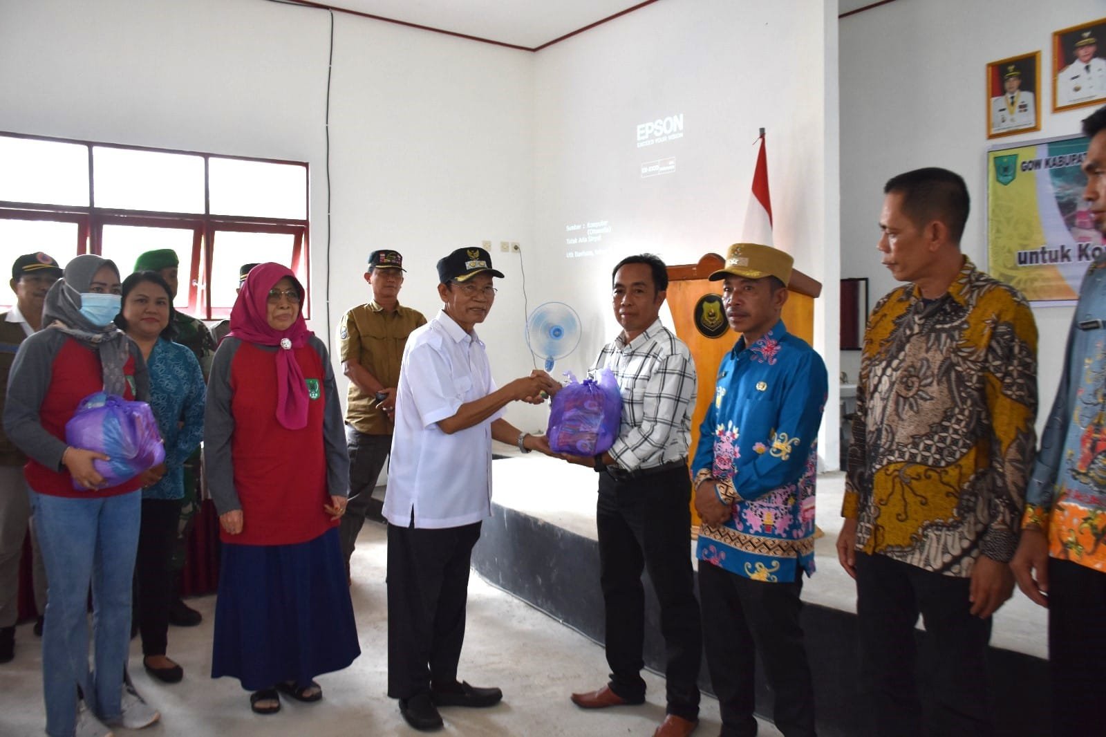 Nafiah Serahkan Bantuan Paket Sembako Dampak Banjir Mantangai