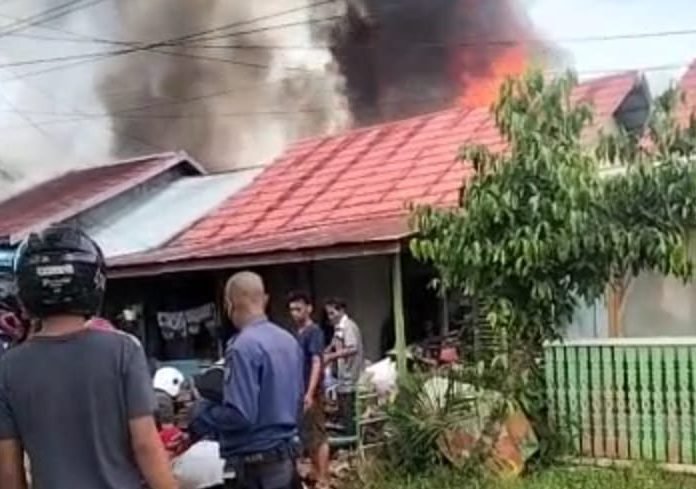 Kebakaran Di Pemukiman Warga di Kapuas Akibatkan 4 Rusak Berat dan 2 Rusak Ringan 