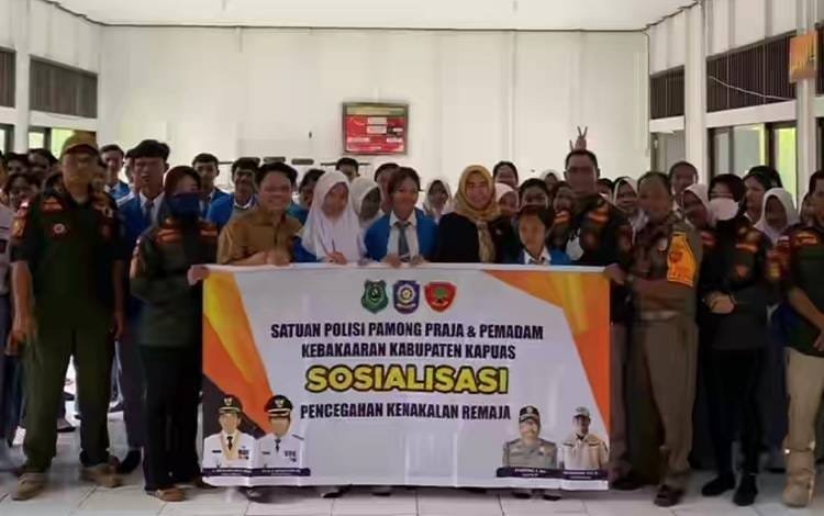 Dewan beserta Pol PP dan Damkar Kapuas Gelar Sosialisasi Pencegahan Kenakalan Remaja di SMAN 1 Basarang