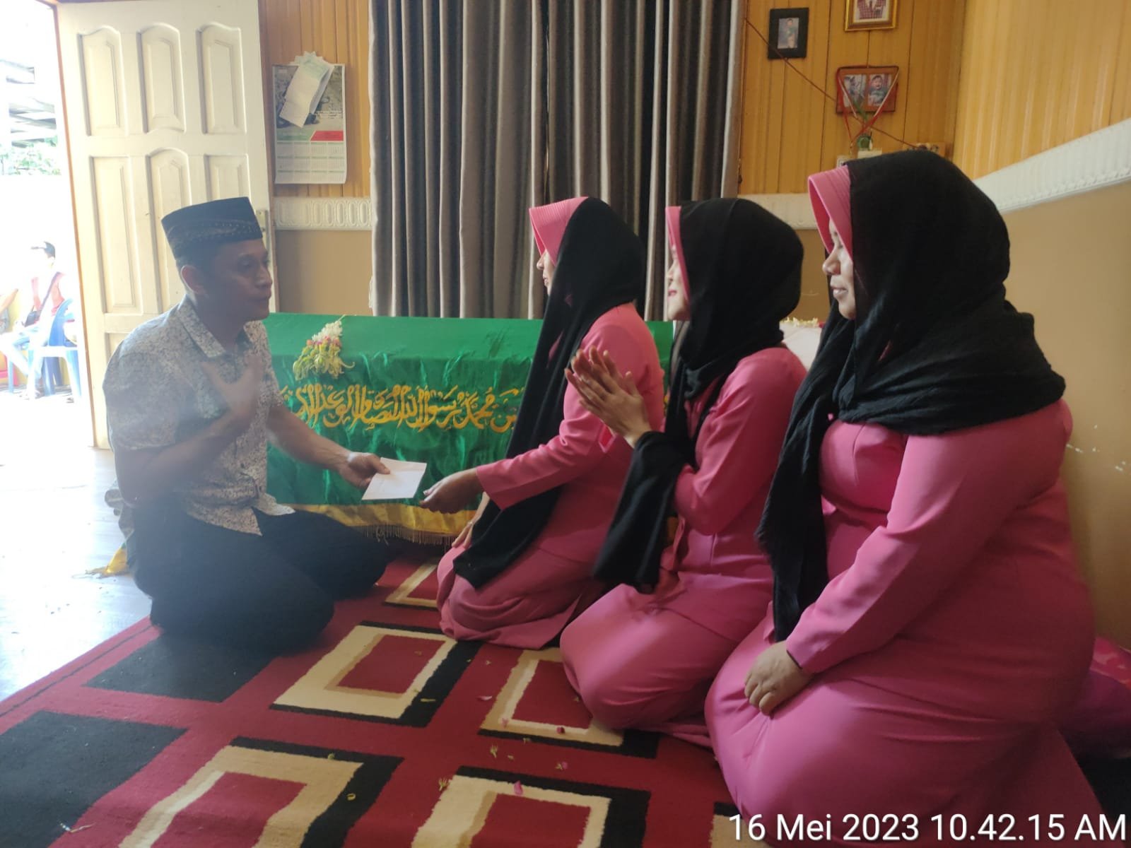 Wujud Ungkapan Belasungkawa, Bhayangkari Cabang Kapuas Takziah ke Rumah Duka Anggota Bhayangkari Ranting Mantangai