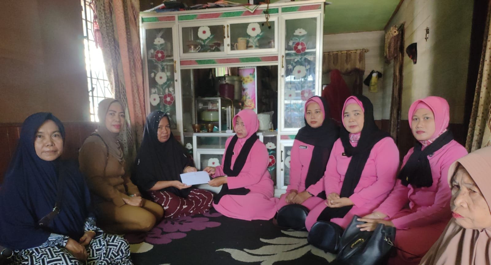 Bhayangkari Cabang Kapuas Wujudkan Ungkapan Bela Sungkawa Ke Rumah Duka.