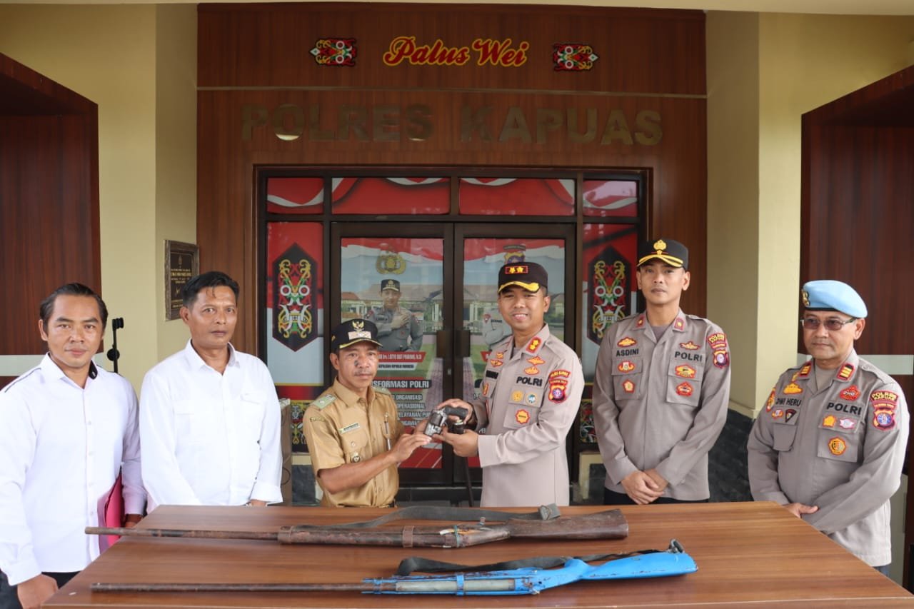 Polres Kapuas Terima Senpi Rakitan Warga Desa Tumbang Mangkutup