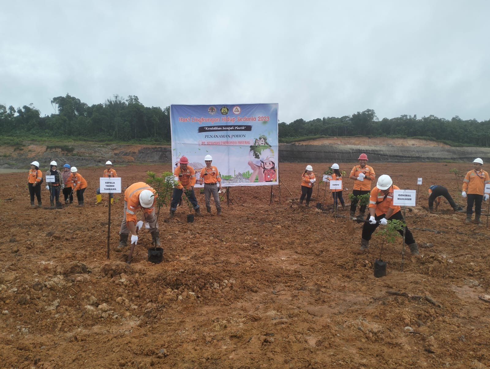 PT SEM Memperingati Hari Lingkungan Hidup dengan Penanaman Bibit Pohon dan Buah-Buahan
