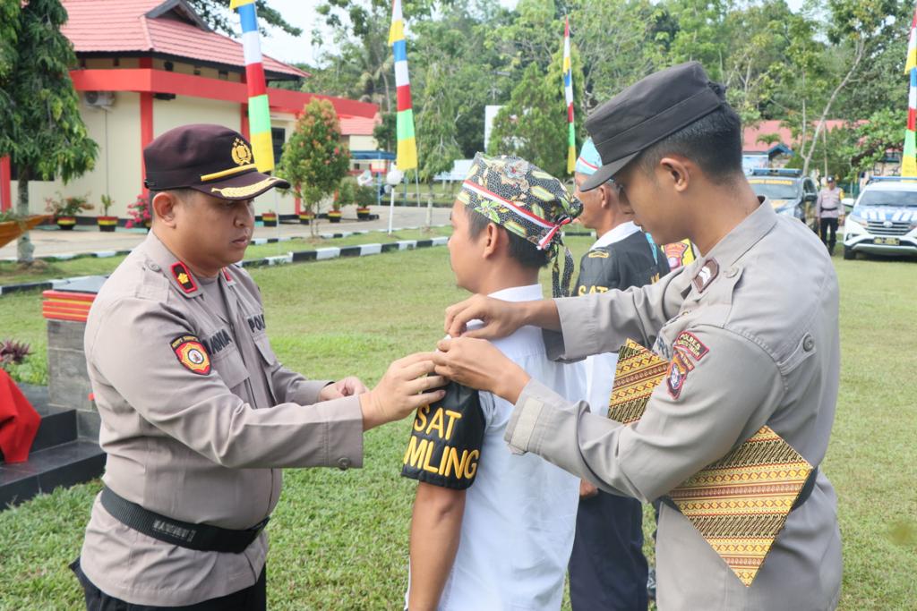 Wakpolres Bartim Kompol Andika Rama SIK telah mengukuhkan Kasat Kamling di acara Apel Ketua Satuan Keamanan Lingkungan (Kasatkamling) di halaman Mapolres setempat pada Rabu (21/6) kemarin,