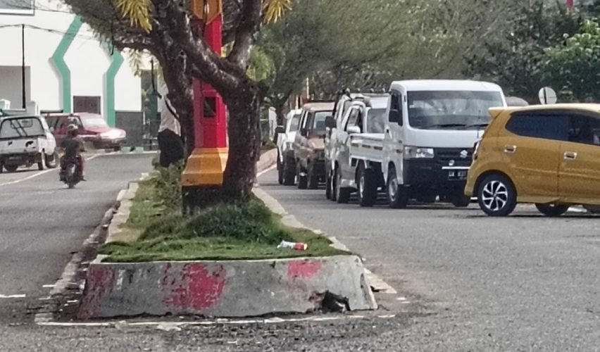 Antrian Pelangsir BBM di SPBU Puruk Cahu Tutupi Akses Jalan Umum, Perlu Tindakan Penertiban Pihak Terkait