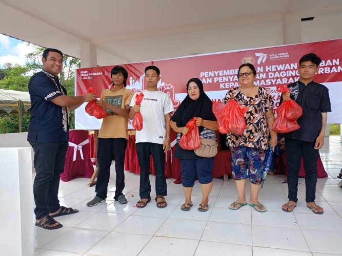 Polres Bartim Bagikan 800 Bungkus Daging Hewan Kurban kepada Masyarakat