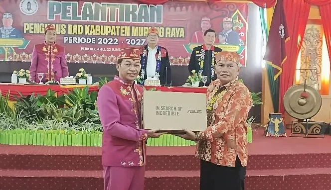 11 Damang Kepala Adat Dapat Bantuan Laptop dan Printer dari Bupati Murung Raya