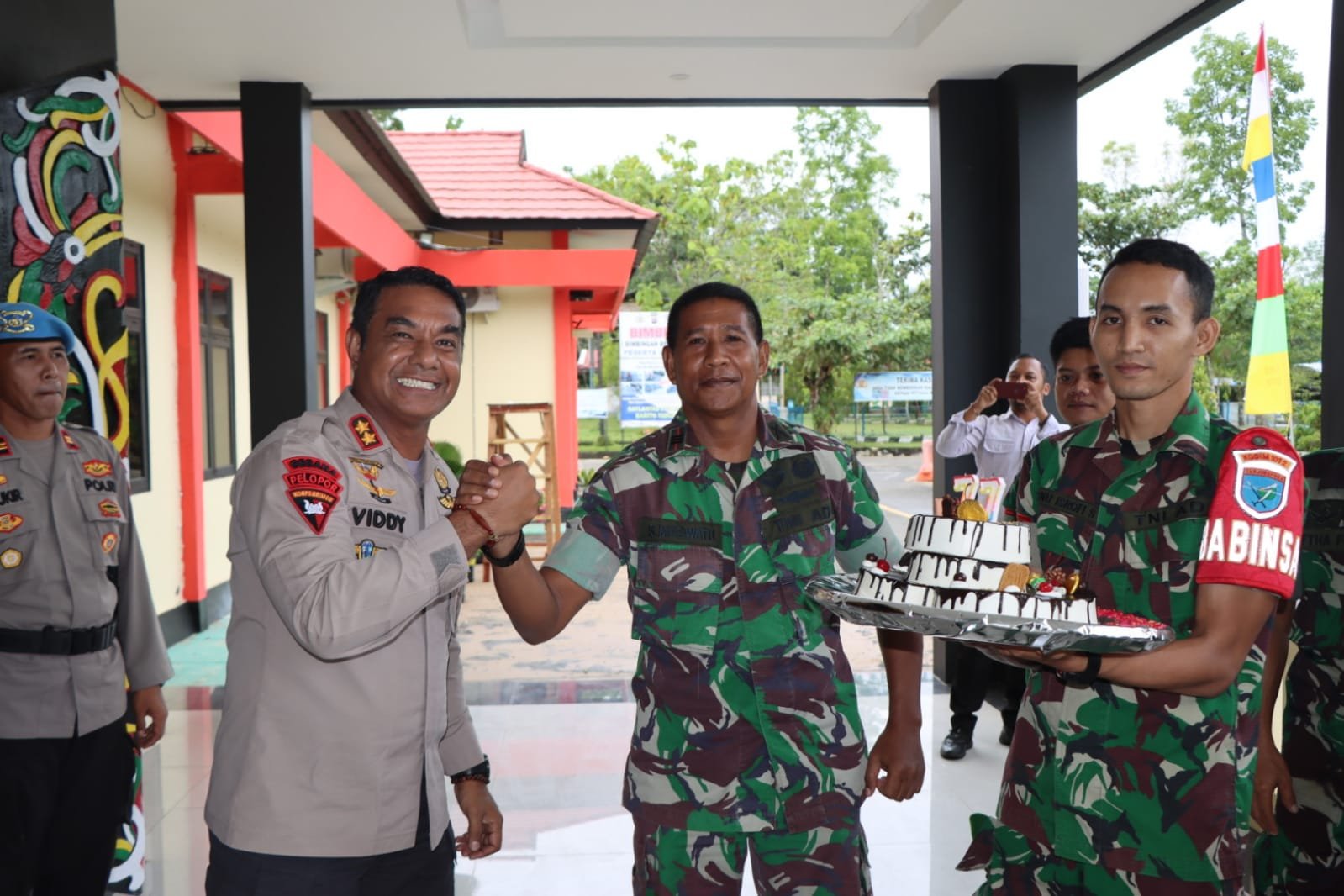Pagi-pagi, Polres Bartim Dapat Kejutan Spesial dari Koramil Dusun Timur Dalam Perayaan HUT Bhayangkara ke-77