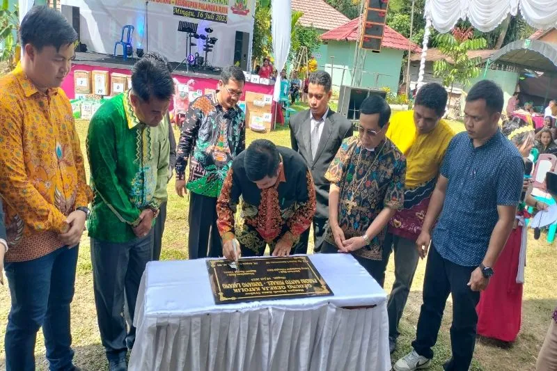 Bangunan Gereja Katolik Pusat Paroki Santo Mikael Tamiang Layang Diresmikan Bupati Bartim
