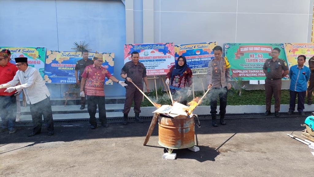 Kejari Kapuas Musnahkan Barang Bukti dan Barang Rampasan Tindak Pidana Umum.
