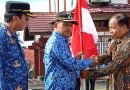 Wabuo Bartim Habib Said Abdul Saleh Menyerahkan Bendera