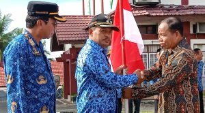 Wabuo Bartim Habib Said Abdul Saleh Menyerahkan Bendera