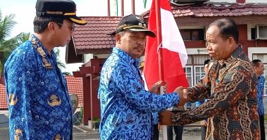 Wabuo Bartim Habib Said Abdul Saleh Menyerahkan Bendera
