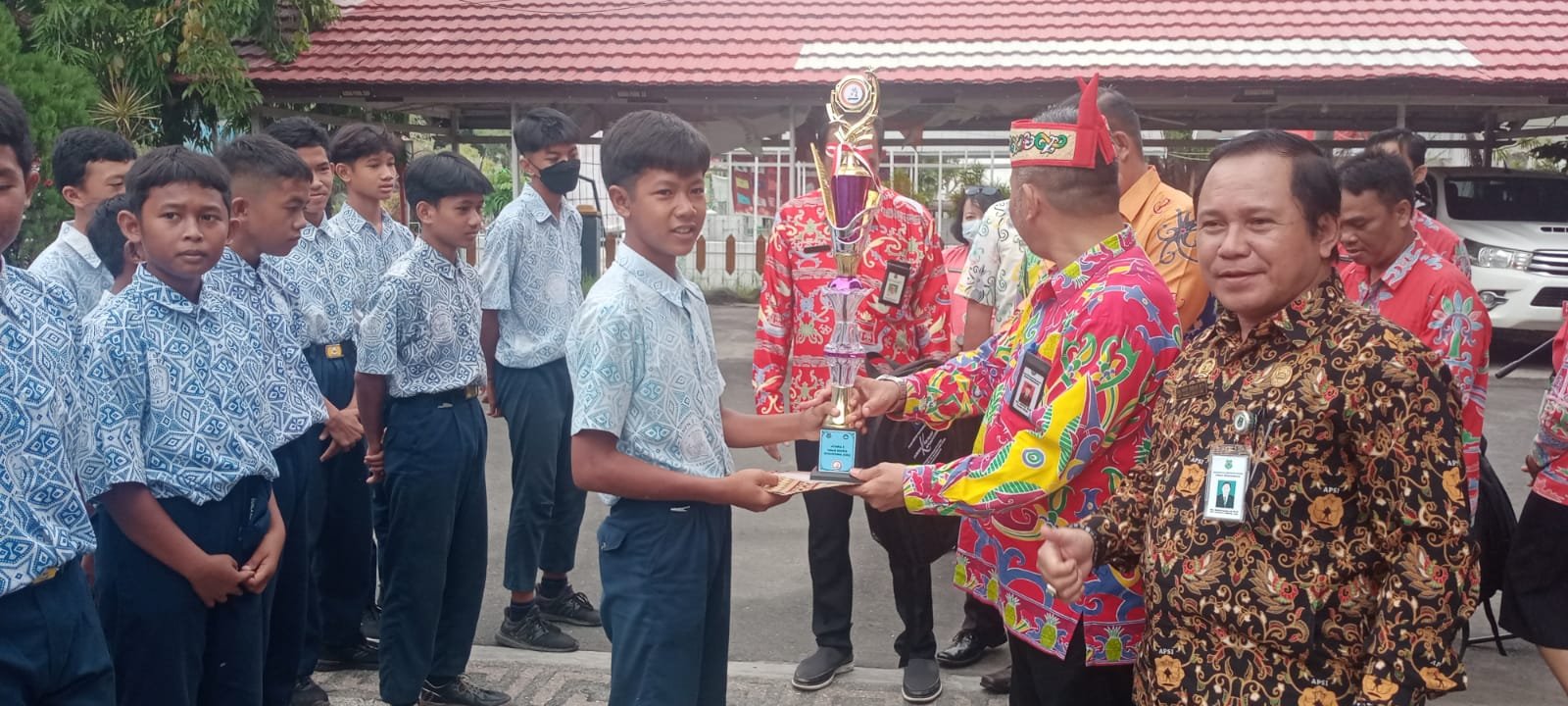 Kadisdik dan Jajaran Serahkan Piala dan Piagam Penghargaan Bagi Pemenang