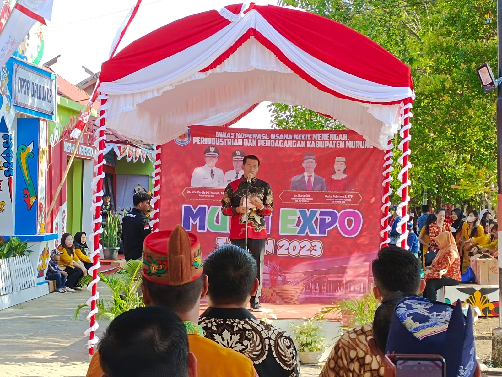 Bupati Mura Imbau Perusahaan Gunakan Batik Khas Murung Raya