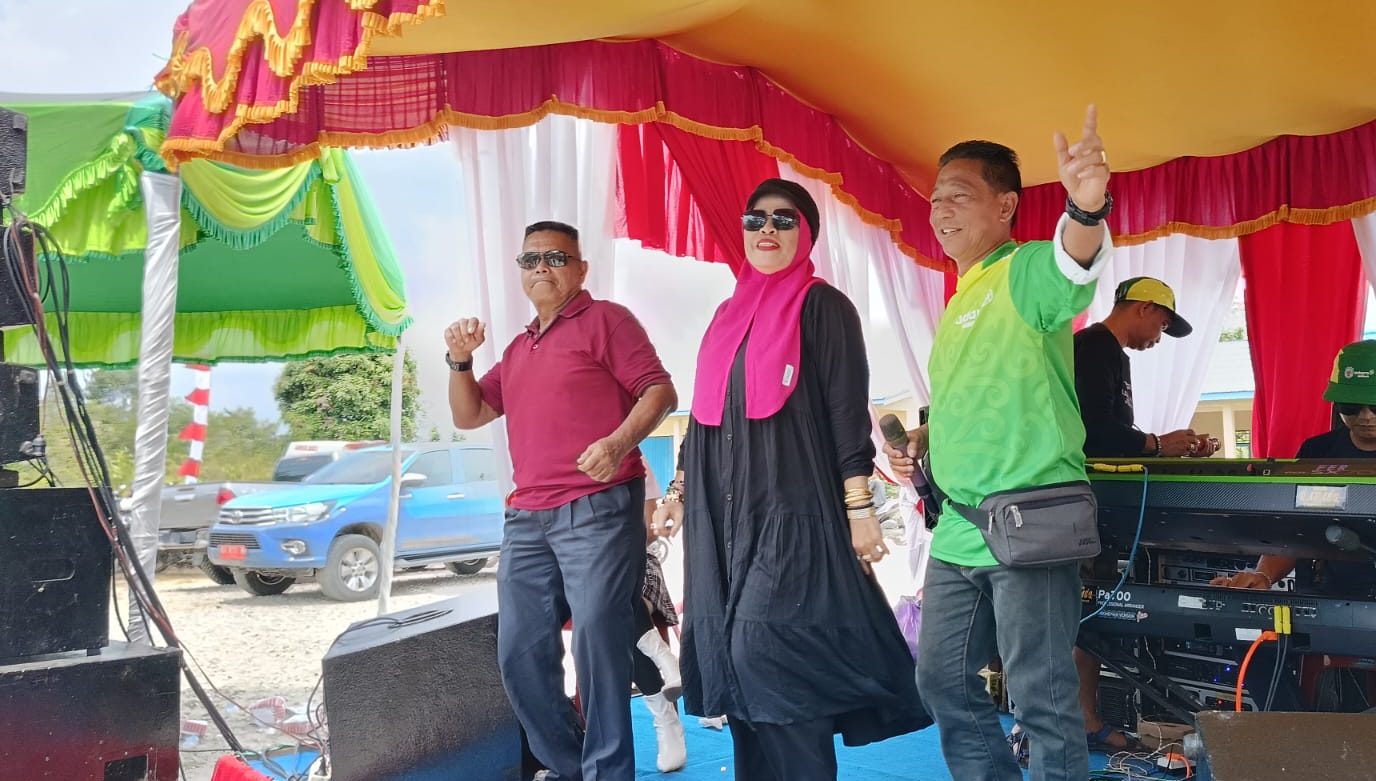Ketua Komisi II DPRD Murung Raya Heriyus M.Yoseph , SE ikut memeriahkan lomba Besei Kambe.