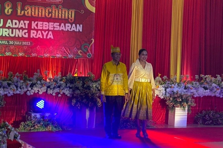 Bupati dan Istri Jadi Model Pamerkan Batik Khas Murung Raya