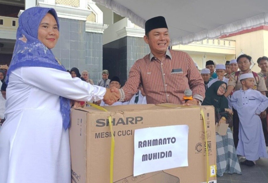 Waket II Serahkan Hadiah Doorprize