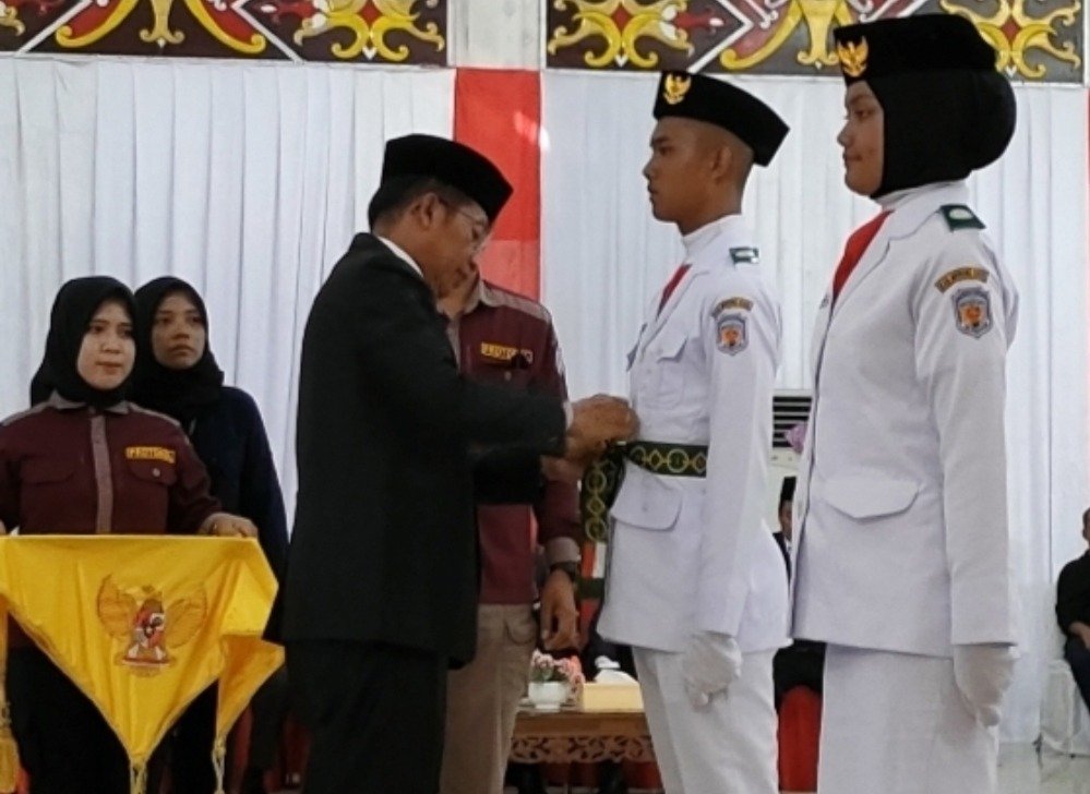 Bupati Perdie M Yoseph Kukuhkan Puluhan Anggota Paskibra